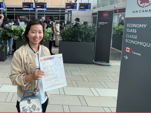 Chị Dương – thợ bánh – cầm giấy tờ nhập cảnh tại sân bay Air Canada, bắt đầu hành trình định cư tại Canada