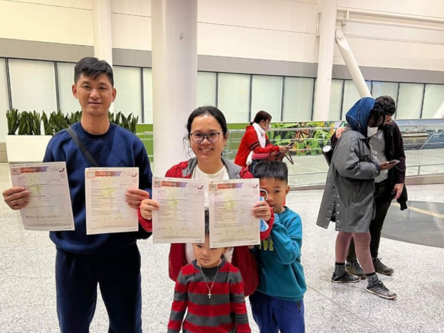 Gia đình chị Tuyết đến Canada theo diện Retail Sale Supervisor – cầm giấy tờ nhập cảnh hợp pháp tại sân bay Ontario