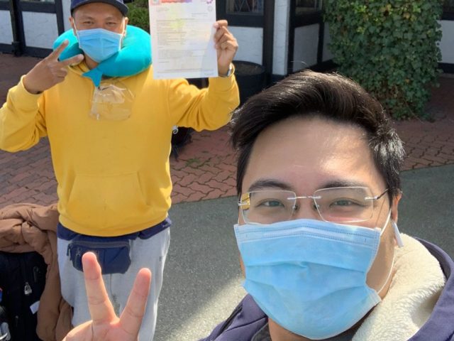 Anh Long cùng vợ con tại sân bay, chuẩn bị khởi hành sang Canada định cư thành công chỉ sau 28 ngày. 1