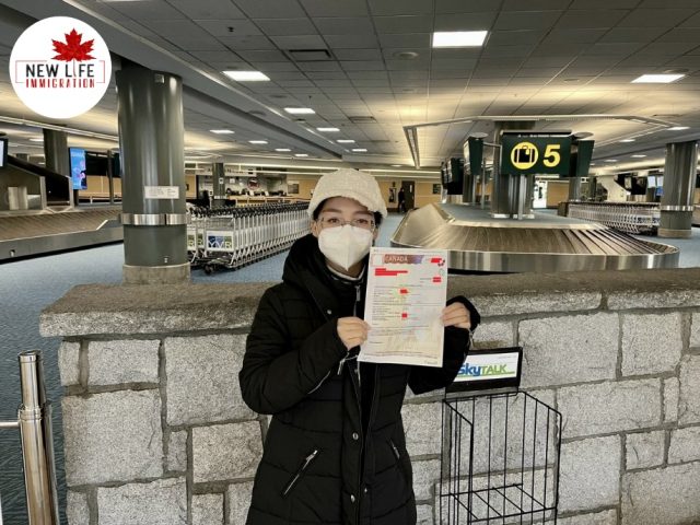 Chị Han được đón tại sân bay Canada – cầm giấy tờ nhập cảnh, bắt đầu hành trình định cư diện việc làm tại Alberta