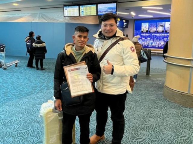 Anh Vương đến Canada theo diện đầu bếp, cầm giấy tờ xác nhận và được đại diện New Life Immigration đón tại sân bay Vancouver.