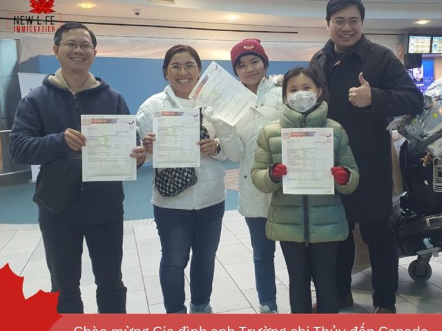 Gia đình anh Trường chị Thủy định cư Canada diện việc làm ngành bánh tại chuỗi cà phê Tim Hortons – ảnh chụp tại sân bay với giấy tờ nhập cảnh hợp pháp.