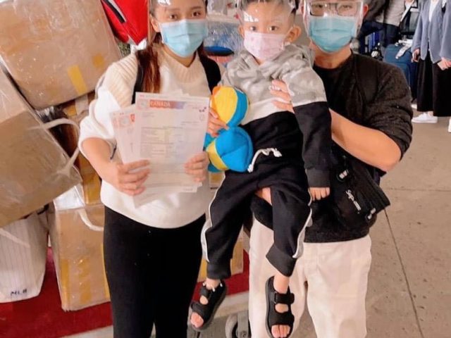 Gia đình chị Y cùng con nhỏ tại sân bay khi vừa hoàn tất hồ sơ bảo lãnh định cư tỉnh bang Alberta.
