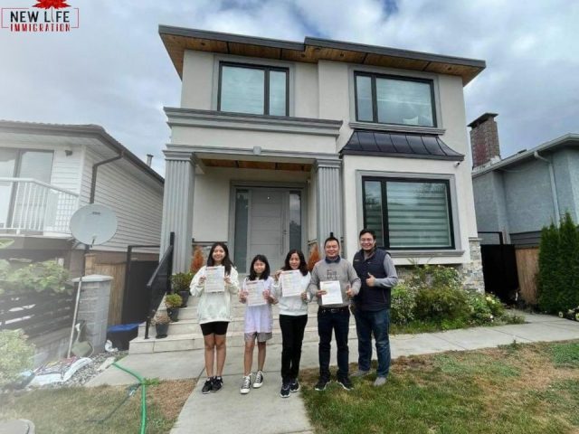 Gia đình anh Quang chụp ảnh trước nhà tại Alberta, cầm trên tay thư chấp thuận định cư Canada theo diện việc làm Retail Sale Supervisor.