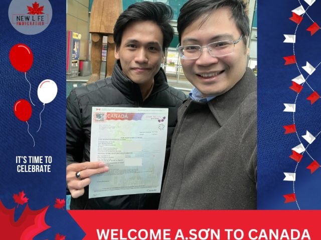 Anh Sơn chụp ảnh kỷ niệm tại sân bay Canada cùng đại diện New Life Immigration, sau khi được cấp visa định cư theo diện việc làm – vị trí Food Service Supervisor