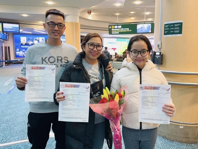 Gia đình anh Hùng – khách hàng New Life Immigration – hạnh phúc cầm visa định cư Canada tại sân bay Alberta, bắt đầu cuộc sống mới với công việc Retail Sale Supervisor