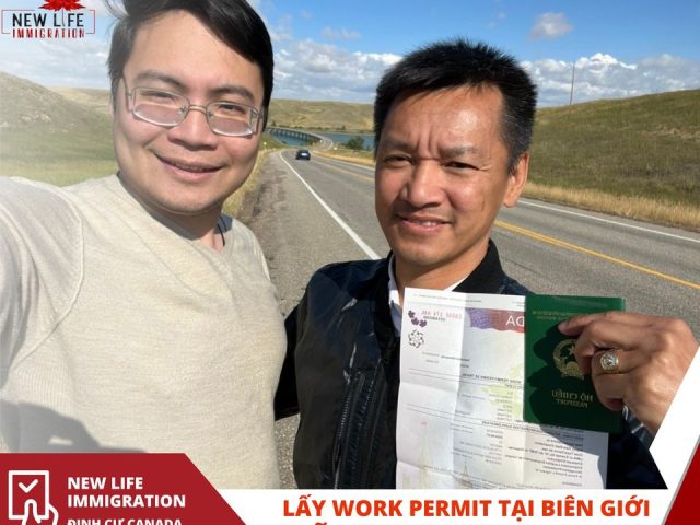Anh Hoàng chụp ảnh cầm Work Permit và hộ chiếu sau khi chuyển đổi visa thành công tại biên giới Mỹ - Canada
