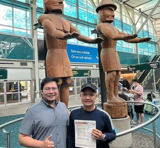 Anh Kiên định cư Canada theo diện tay nghề – Retail Sale Supervisor tại Alberta, ảnh chụp tại sân bay cùng thư xác nhận