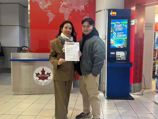 Chị Thương cầm thư xác nhận định cư Canada theo diện bảo lãnh người thân – khách hàng New Life Immigration