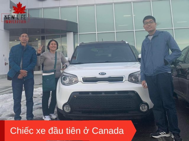 Gia đình chị Tâm chụp ảnh cùng chiếc xe đầu tiên tại Canada – cột mốc đáng nhớ sau khi định cư thành công tại Alberta.