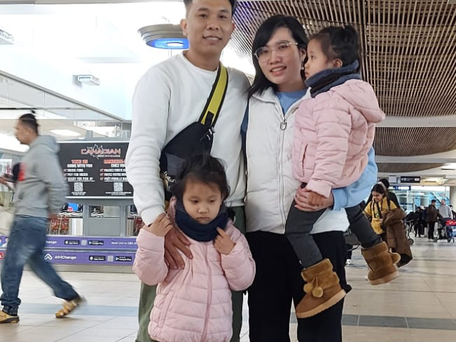 Gia đình anh Thắng đoàn tụ tại sân bay Edmonton Canada – khách hàng New Life Immigration