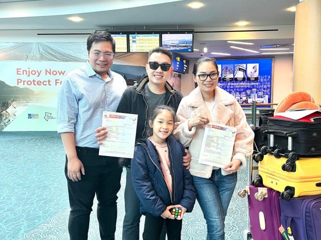 Gia đình chị Khanh định cư Canada thành công theo diện lao động tay nghề – vị trí Admin Officer – ảnh chụp tại sân bay Vancouver với visa và giấy nhập cư