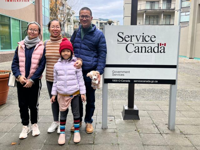 Gia đình chị Ngân cùng hai con nhỏ được New Life Immigration hỗ trợ đăng ký số SIN tại Service Canada sau khi định cư tại Canada.