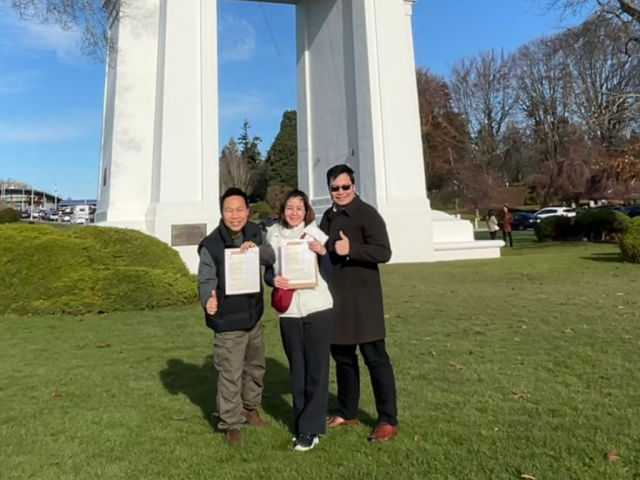 Gia đình chị Mỹ cầm giấy xác nhận đổi Work Permit tại biên giới Canada – Mỹ sau 3 giờ làm việc tại Vancouver.