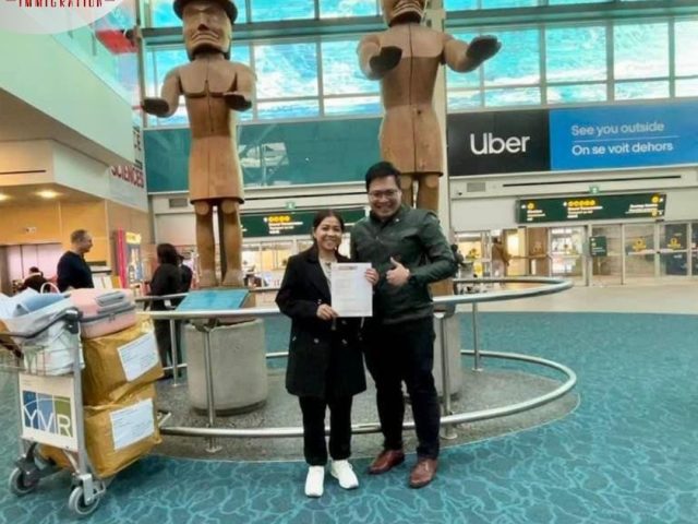 Chị Hoàng Anh đến Canada định cư diện bảo lãnh người thân, chụp ảnh tại sân bay Vancouver cùng hành lý và giấy tờ định cư.