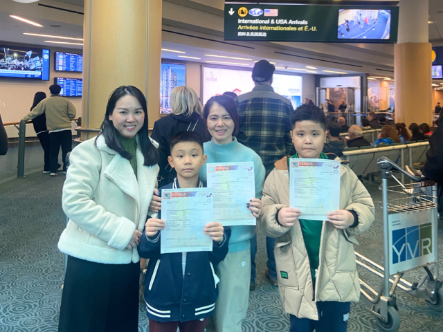 Chị Bích và các con cầm thư xác nhận tại sân bay Canada – đoàn tụ gia đình thành công nhờ New Life Immigration
