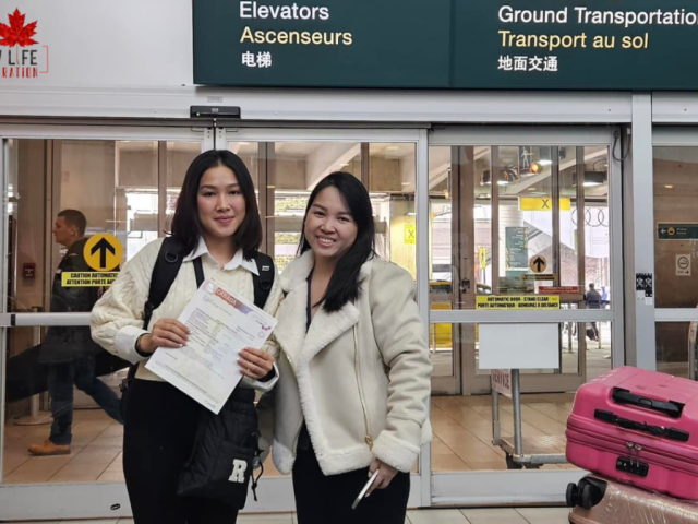 Chị Thư định cư Canada vị trí thợ nail tại Edmonton Alberta cầm thư xác nhận tại sân bay