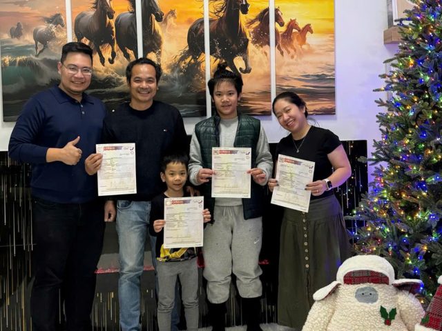 Gia đình anh Chiến – chị Ngân nhận giấy xác nhận thường trú và đoàn tụ tại Canada – khách hàng New Life Immigration