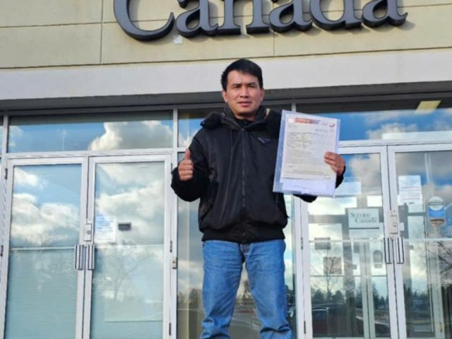Anh Khoa nhận giấy xác nhận thường trú PR tại Service Canada – khách hàng New Life Immigration