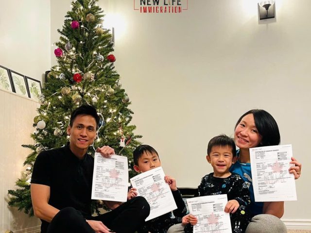 Gia đình anh Sơn – chị Chinh nhận giấy xác nhận thường trú PR Canada – khách hàng New Life Immigration