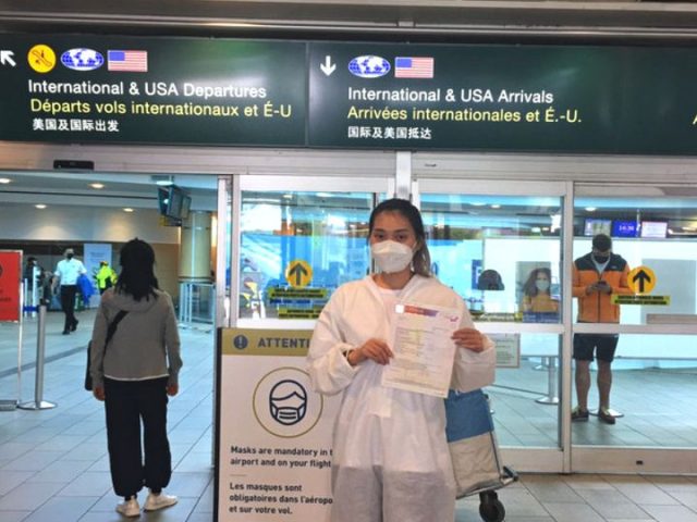 Hình ảnh khách hàng New Life Immigration tại sân bay quốc tế, chuẩn bị bay sang Vancouver, Canada sau khi nhận visa định cư diện thợ bánh – xử lý hồ sơ thành công chỉ trong 31 ngày.