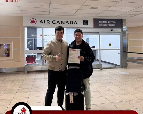 Hình ảnh anh Quân – khách hàng New Life Immigration – nhận giấy phép lao động (Work Permit) ngay tại sân bay Edmonton sau khi nhập cảnh Canada.