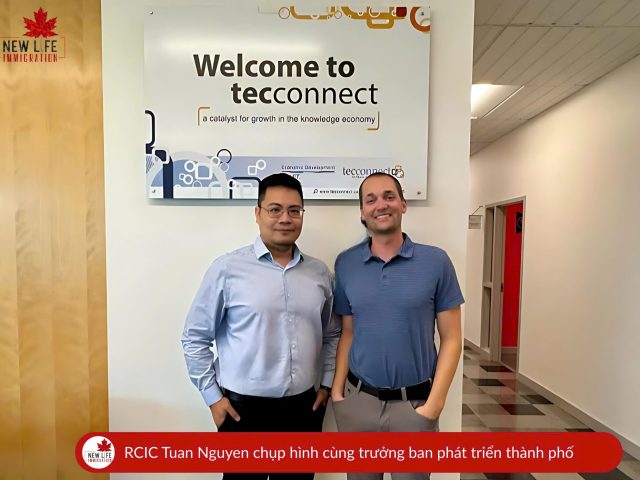 Hình ảnh RCIC Tuan Nguyen – đại diện New Life Immigration – chụp ảnh cùng trưởng ban phát triển thành phố tại Tecconnect, Alberta, thể hiện mối quan hệ hợp tác hỗ trợ doanh nhân định cư.